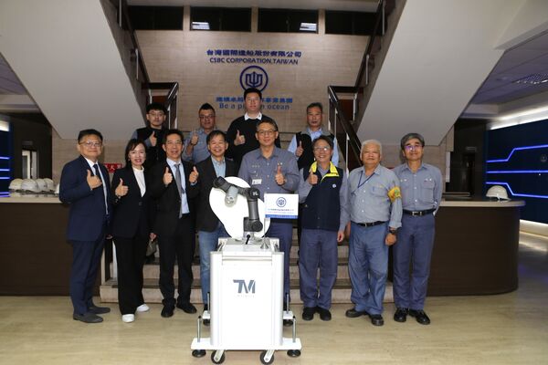 ▲出席人員合影,第一排左5為台船公司陳政宏董事長、左4為達明機器人何世池董事長、左3為營運長黃識忠博士。(圖/台船提供)