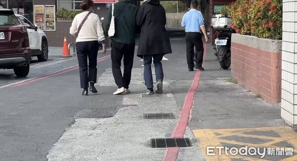 ▲▼77歲婦開車暴衝奪命!補教師「被夾」慘死 兒跛腳扶父悲認屍。(圖/記者陳宏瑞攝)