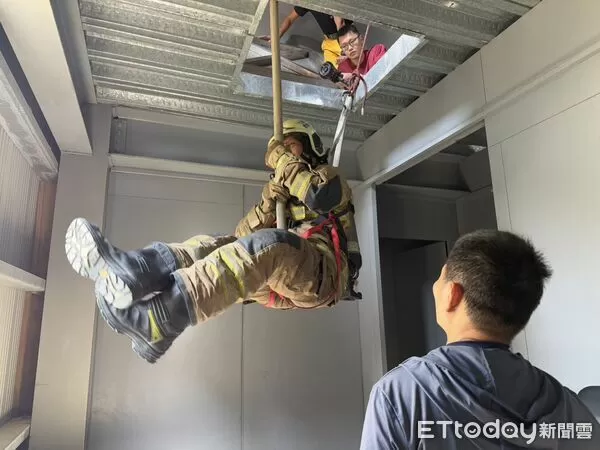 ▲台南市消防局於新化訓練中心辦理為期3天的RIC種子教官進階訓練,強化消防人員火場自救與互救能力。(記者林東良翻攝,下同)