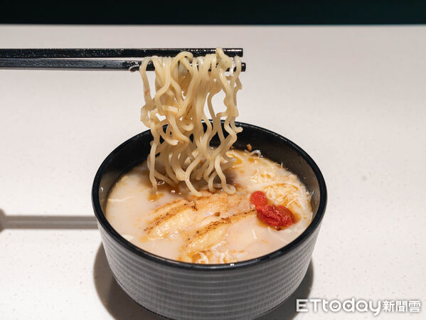 ▲爭鮮吃得到麻油雞湯麵 聖誕盲盒「吃壽司同步抽禮物」。(圖/爭鮮提供)