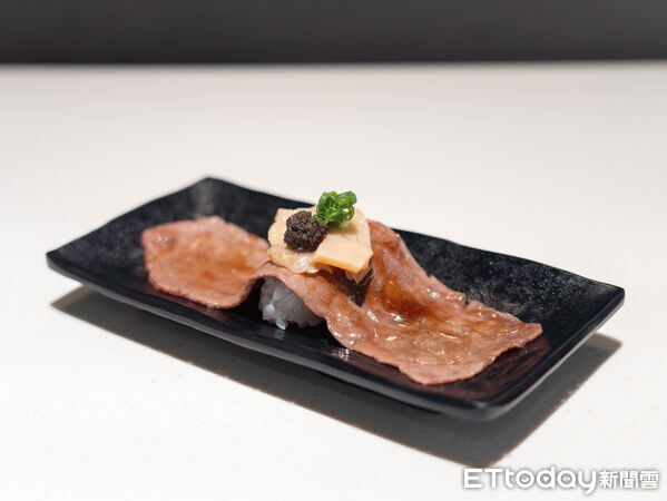 ▲爭鮮吃得到麻油雞湯麵 聖誕盲盒「吃壽司同步抽禮物」。(圖/爭鮮提供)