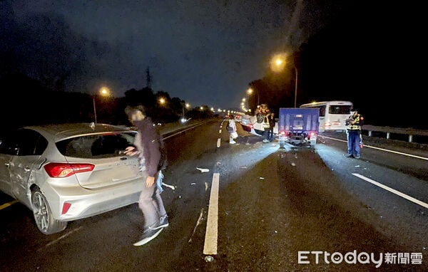 ▲18日晚間國道3號北上發生4車擦撞意外,過程一名駕駛受傷送醫 。(圖/記者張君豪翻攝)