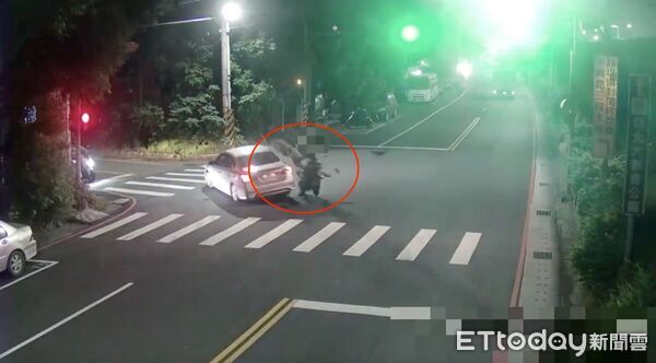 ▲▼監視器拍下撞擊瞬間,警消救護人員趕抵對機車騎士CPR 。(圖/記者陳以昇翻攝)