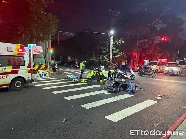 ▲▼監視器拍下撞擊瞬間,警消救護人員趕抵對機車騎士CPR 。(圖/記者陳以昇翻攝)