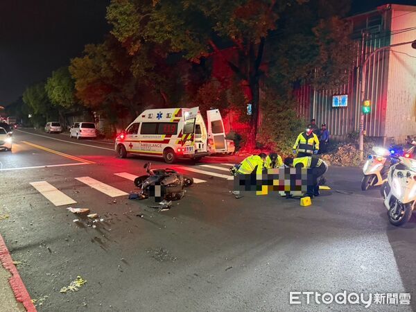 ▲▼監視器拍下撞擊瞬間,警消救護人員趕抵對機車騎士CPR 。(圖/記者陳以昇翻攝)