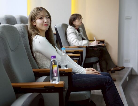 ▲▼廉世彬和簽名球合影。(圖/文化大學新聞系提供)