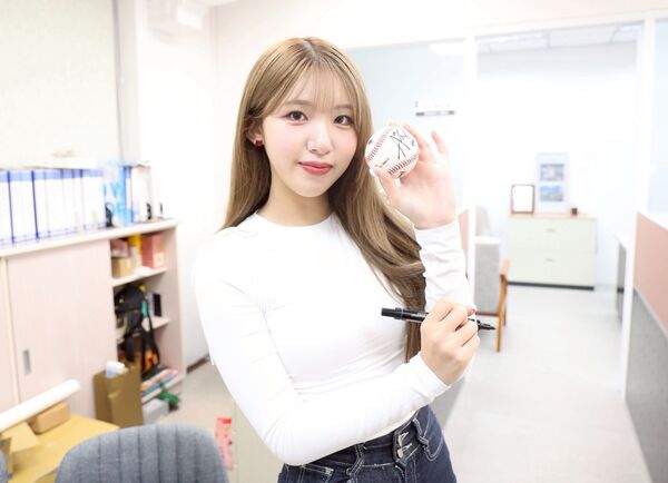 ▲▼廉世彬和簽名球合影。(圖/文化大學新聞系提供)