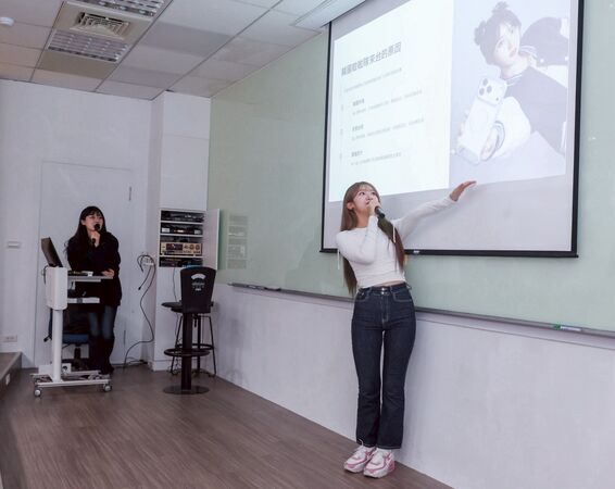 ▲▼廉世彬和簽名球合影。(圖/文化大學新聞系提供)