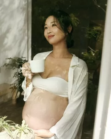 ▲▼華航林依晨要生了!倒數24天曬「超大孕肚」。(圖/翻攝自臉書)
