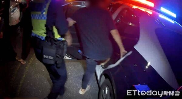 ▲鹿野警深夜關懷酒醉女子。(圖/記者楊晨東翻攝)