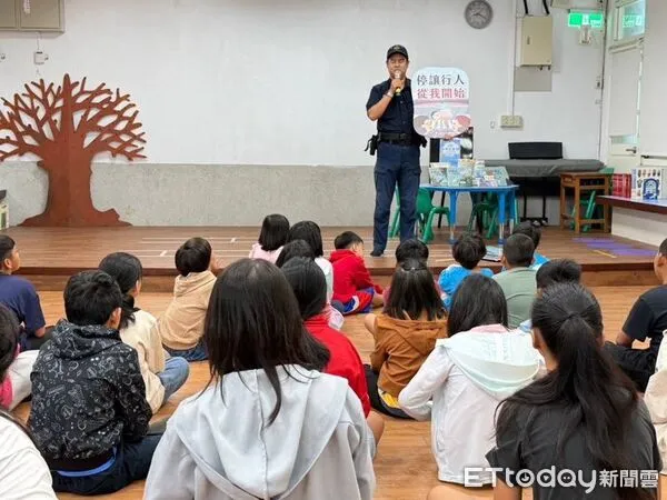 ▲利嘉警推廣交通安全與兒少保護。(圖/記者楊晨東翻攝)