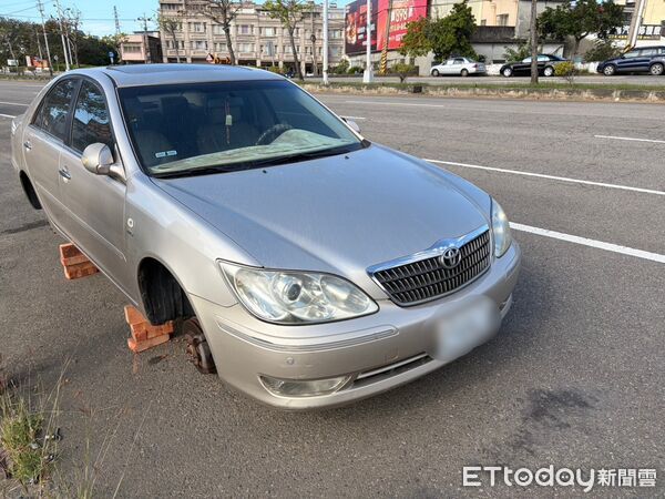 ▲苗栗縣通霄鎮出現偷輪胎怪客,停放台1線路旁至少3輛轎車被偷,警方全力追緝竊嫌中。(圖/記者楊永盛翻攝)