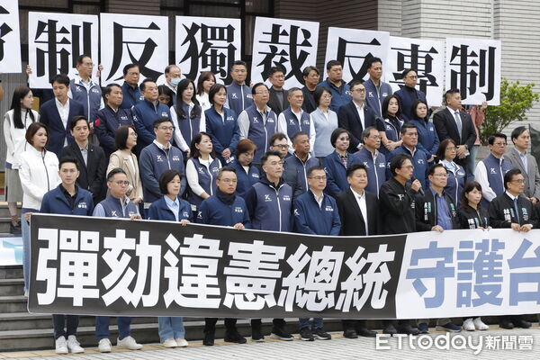 ▲▼藍白國眾兩黨全體立委於立法院議場前召開「彈劾違憲總統,反帝制、反專制、反獨裁」記者會,正式啟動彈劾總統賴清德程序。(圖/記者湯興漢攝)