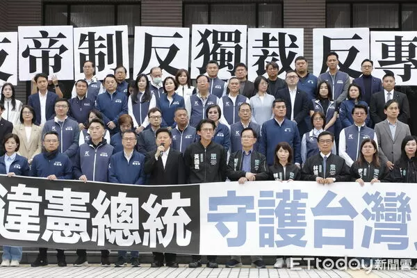 ▲▼藍白國眾兩黨全體立委於立法院議場前召開「彈劾違憲總統,反帝制、反專制、反獨裁」記者會,正式啟動彈劾總統賴清德程序。(圖/記者湯興漢攝)