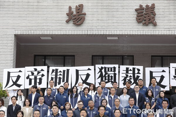 ▲▼藍白國眾兩黨全體立委於立法院議場前召開「彈劾違憲總統,反帝制、反專制、反獨裁」記者會,正式啟動彈劾總統賴清德程序。(圖/記者湯興漢攝)