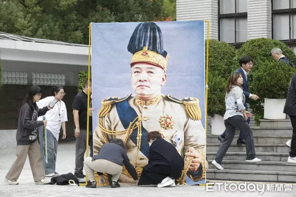 ▲藍白兩黨全體立委於立法院議場前召開「彈劾違憲總統,反帝制、反專制、反獨裁」記者會,正式啟動彈劾總統賴清德程序。(圖/記者湯興漢攝)