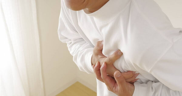 血壓飆170、胸悶還能出國嗎? 醫點名「4大警訊」別硬撐上飛機