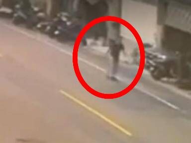 ▲彰化市又出現有男子在大馬路青蛙跳。(圖/民眾提供)