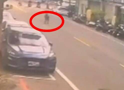 ▲彰化市又出現有男子在大馬路青蛙跳。(圖/民眾提供)