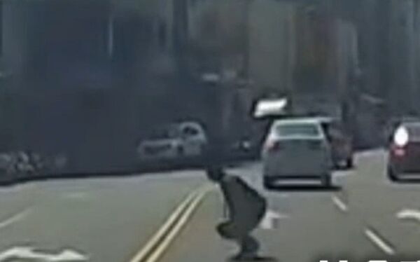 ▲彰化市又出現有男子在大馬路青蛙跳。(圖/民眾提供)