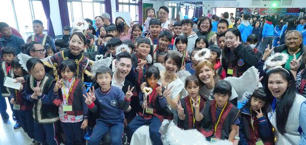 ▲藝起發光到南投送暖。(圖/藝起發光提供)