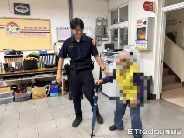 ▲東港警分局林邊分駐所員警載阿嬤到公車站牌侯車 。(圖/記者陳崑福翻攝)