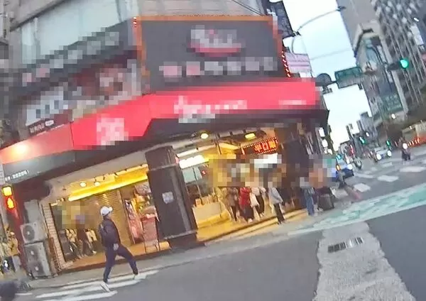 ▲桃園市徐姓男子昨天下午在某賣場與店員起糾紛,警方到場處理時卻拔腿狂奔。(圖/桃園分局提供)