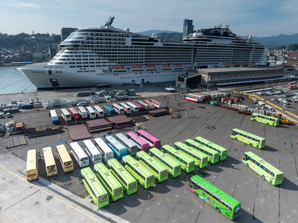 ▲基隆港西岸碼頭腹地寬廣,提供地中海榮耀號外籍掛靠旅客觀光遊覽車作業,為台灣帶來觀光財。(圖/港務公司提供)