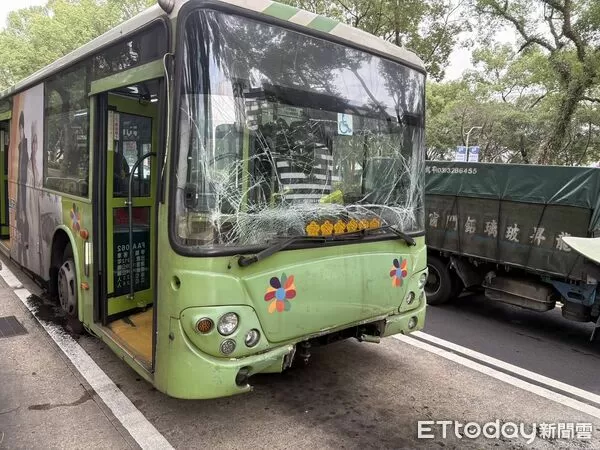 ▲▼北市小巨蛋旁3公車追撞釀3傷。(圖/記者邱中岳翻攝)