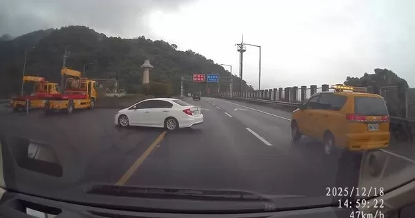 ▲白色轎車無視來車在國5雪隧北上入口前,從外側車道緊急迴轉,嚇壞後方駕駛。(取自Threads,民眾提供)。(圖/擷取自《Threads》)