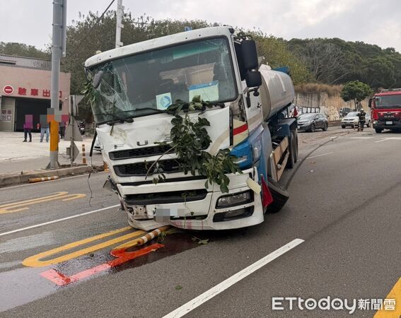 ▲▼1輛油罐車洩完油竟然盲開2分鐘直衝400公尺,疑因手剎車車皮老舊引起。(圖/民眾提供,下同)
