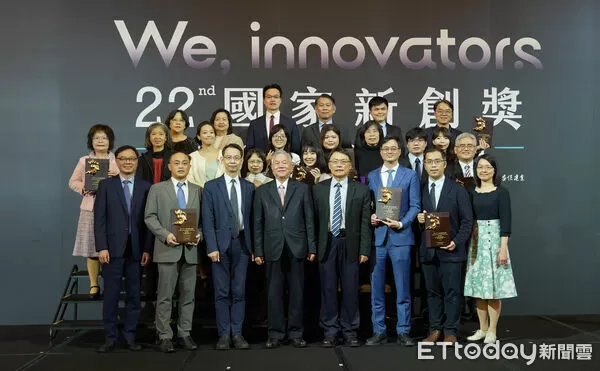 ▲台中榮總團隊於第22屆國家新創獎頒獎典禮合影,15項獎座寫下歷年最佳成績。(圖/記者游瓊華翻攝)
