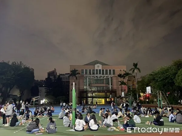 ▲台中女中師長與家長會成員共同抬起青香蕉與柳橙,象徵對高三學子的祝福與期許。(圖/記者游瓊華翻攝)