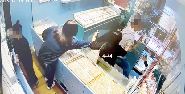 ▲林姓男子今天下午到中壢區中平路某銀樓佯稱購買金飾,卻趁機抓了價值11萬元金戒指就奪門而出。(圖/民眾提供)