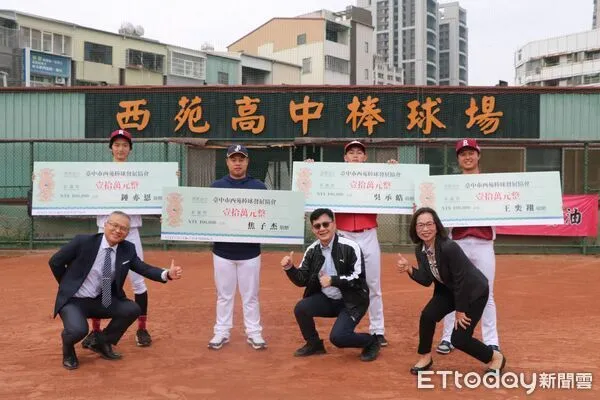 ▲今年中職選秀新秀鍾亦恩、吳承皓、焦子杰、王奕翔回到西苑高中櫻花棒球場,合捐40萬元回饋母校棒球隊。(圖/記者游瓊華翻攝)