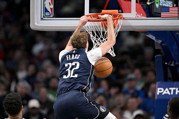 ▲選秀狀元「旗子哥」弗拉格單場兩度上演精彩爆扣美技。(圖/路透)