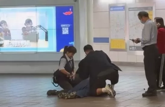 ▲台北車站遭丟數顆煙霧彈,1名57歲男子疑似遭利器捅刺失去生命跡象搶救中。(圖/翻攝自Threads)