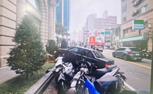 ▲桃園市黃姓婦人今天中開車從社區地下停車場駛出後,突然失控衝撞對向停放機車,造成10輛機車被撞倒。(圖/桃園警分局提供)