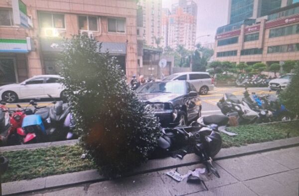 ▲桃園市黃姓婦人今天中開車從社區地下停車場駛出後,失控衝撞對向機車,導致10輛機車被撞倒。(圖/桃園警分局提供)