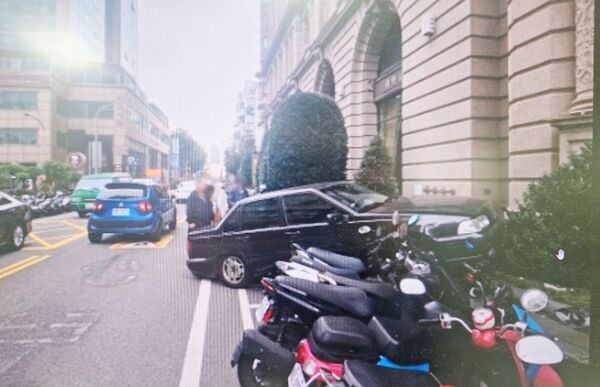 ▲桃園市黃姓婦人今天中開車自地下停車場駛出後,失控衝撞對向機車導致10輛機車被撞倒,警方到場處理。(圖/桃園警分局提供)