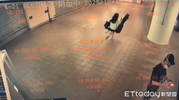 ▲張文在北捷台北車站M7出口投擲煙霧彈。(圖/民眾提供)