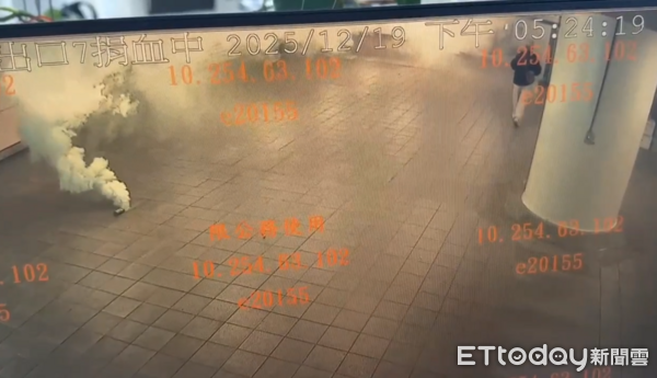 ▲▼北捷台北車站M7出口投擲煙霧彈。北捷砍人,隨機砍人,北捷隨機砍人,張文,煙霧彈,台北車站,中山站,中山商圈,誠品南西。(圖/民眾提供)