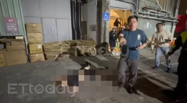 ▲捷運中山站發生隨機砍人,男子丟煙霧彈持長刀砍人。(圖/記者陳以昇攝)