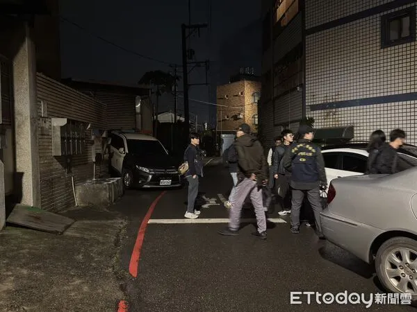 ▲北市刑大抵達張文楊梅住家。(圖/記者沈繼昌攝)