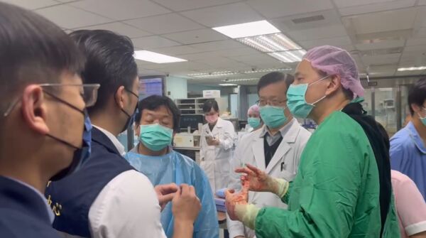 ▲▼蔣萬安探訪煙霧彈恐攻案傷者。(圖/台北市政府提供)