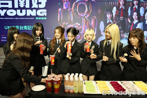 ▲「2026台南好Young」耶誕搖滾演唱會倒數,日本歌手川西奈月、宮崎薰及韓國團體UNIS、歌手鄭恩地提前抵達台南,市長黃偉哲邀請藝人品嚐台南在地農特產品,感受府城美食魅力。(記者林東良翻攝,下同)