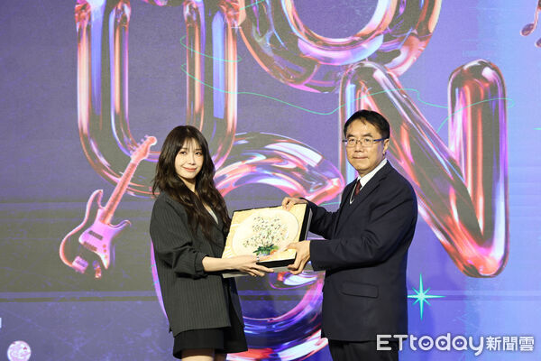 ▲「2026台南好Young」耶誕搖滾演唱會倒數,日本歌手川西奈月、宮崎薰及韓國團體UNIS、歌手鄭恩地提前抵達台南,市長黃偉哲邀請藝人品嚐台南在地農特產品,感受府城美食魅力。(記者林東良翻攝,下同)