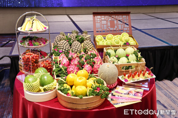 ▲「2026台南好Young」耶誕搖滾演唱會倒數,日本歌手川西奈月、宮崎薰及韓國團體UNIS、歌手鄭恩地提前抵達台南,市長黃偉哲邀請藝人品嚐台南在地農特產品,感受府城美食魅力。(記者林東良翻攝,下同)