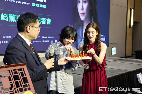▲「2026台南好Young」耶誕搖滾演唱會倒數,日本歌手川西奈月、宮崎薰及韓國團體UNIS、歌手鄭恩地提前抵達台南,市長黃偉哲邀請藝人品嚐台南在地農特產品,感受府城美食魅力。(記者林東良翻攝,下同)