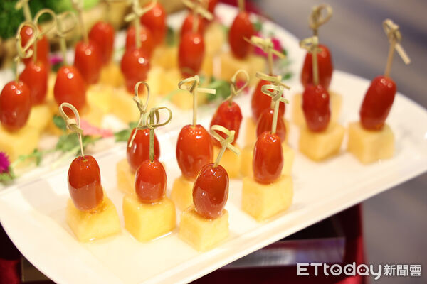 ▲「2026台南好Young」耶誕搖滾演唱會倒數,日本歌手川西奈月、宮崎薰及韓國團體UNIS、歌手鄭恩地提前抵達台南,市長黃偉哲邀請藝人品嚐台南在地農特產品,感受府城美食魅力。(記者林東良翻攝,下同)